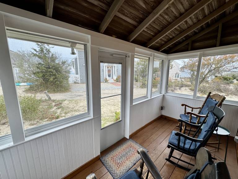 Charming Brewster beach cottage steps from the bay, sunsets, and local favorites. — photo 2