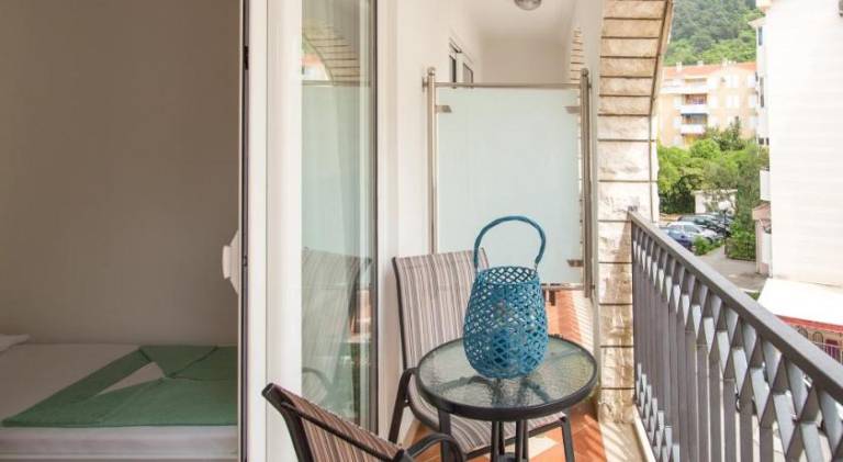 Serviced apartment with terrace & yard — photo 4