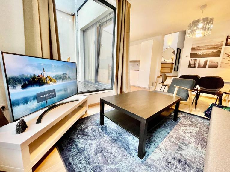Luxury 2BR 2BA Near Fashion District by OneLuxStay