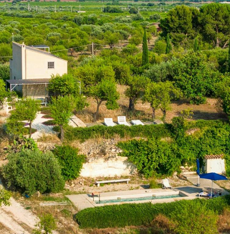 House with patio, yard & jacuzzi | Water view | Suitable for remote work in Syracuse