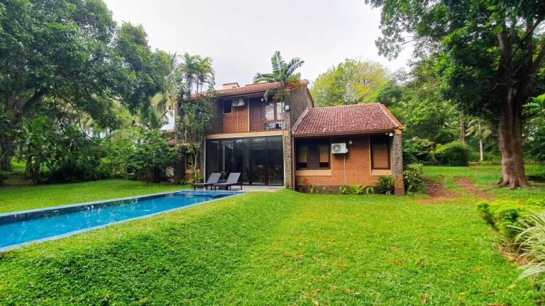 2500 m&sup2; Villa