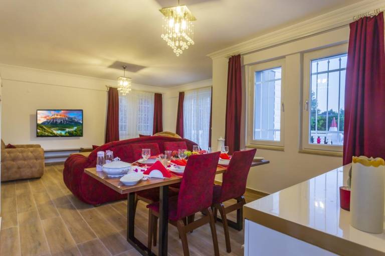 Fully equipped spacious villa with grill, garden & pool | Pets allowed — photo 3
