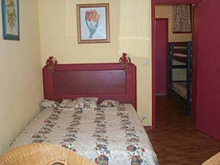 Sunny studio cabin near beach with private parking — photo 4