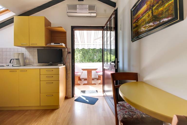Holiday apartment with barbecue & patio — photo 3