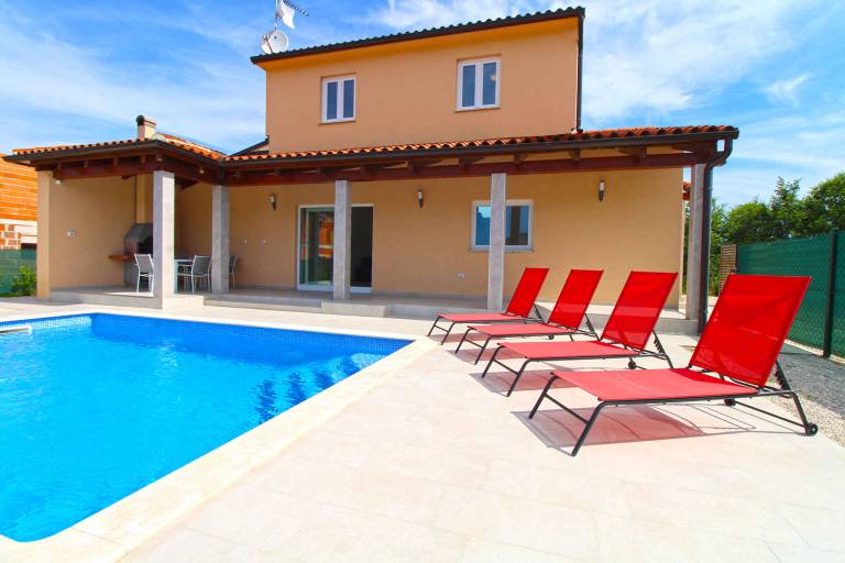 Fully equipped spacious vacation home with private pool, barbecue & terrace | Dogs allowed in Pula