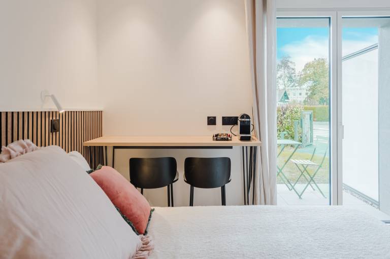 Aparthotel with patio & yard | Pets allowed — photo 4