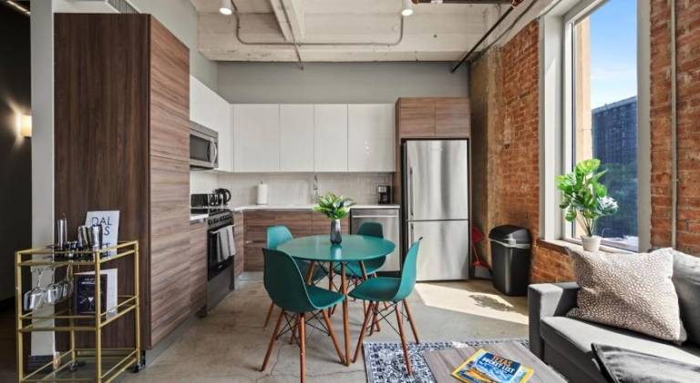 Beautiful Downtown Apartment with Pool, Laundry, Parking — photo 3