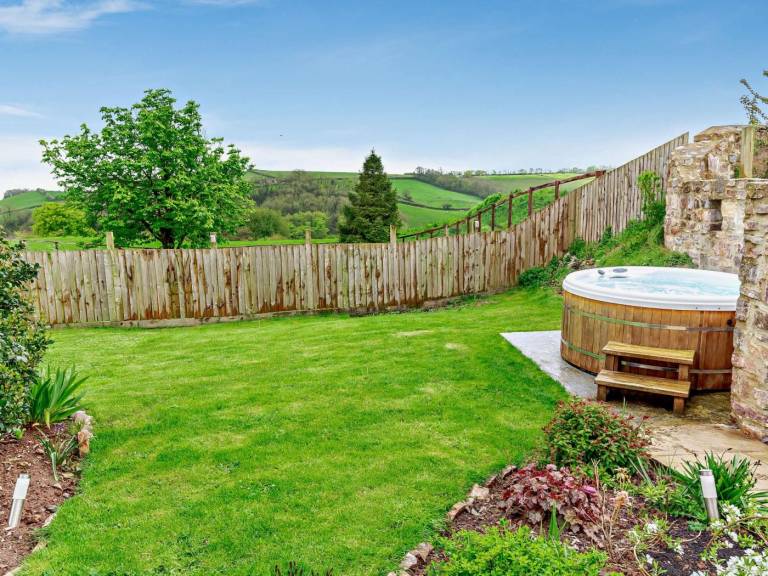 Fully equipped wonderful cottage with jacuzzi & garden | Pets allowed — photo 2