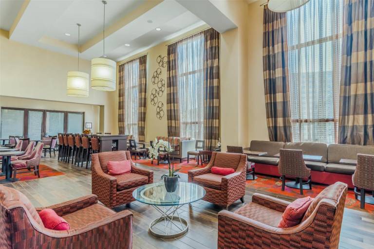 Hampton Inn & Suites Detroit/Airport-Romulus — photo 3