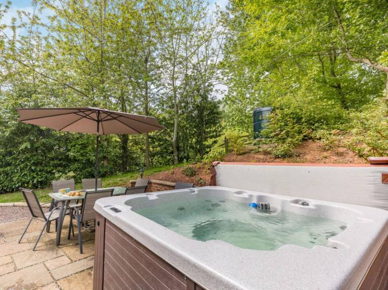 Cottage with garden & hot tub — photo 2