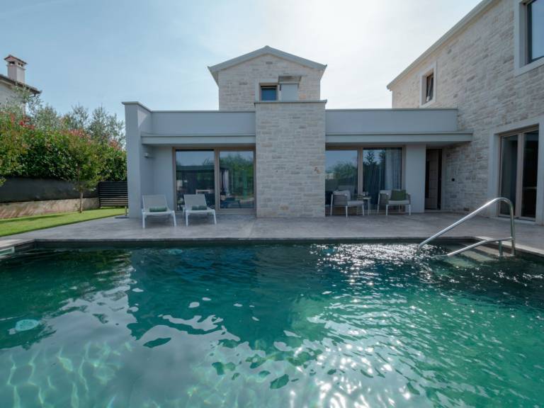 Vacation home with terrace, garden & private pool in Porec