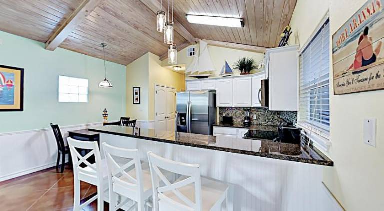 Vacation home with pool — photo 4