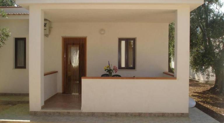 Pleasant house with pool, BBQ & yard | Pets allowed — photo 5