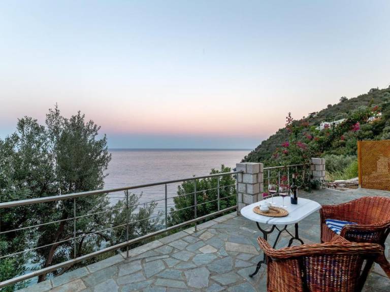 Fully equipped vacation home with barbecue & terrace | Mountain view | Next to the beach | Pets allowed — photo 2