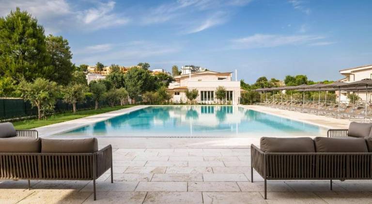 Holiday apartment with pool, garden & terrace — photo 3