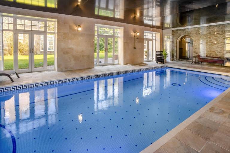 Cottage with pool, hot tub & garden | Dogs allowed in Neath