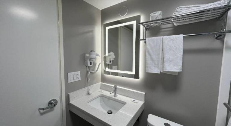 Motel 6 Rockford, IL – RFD Airport — photo 5