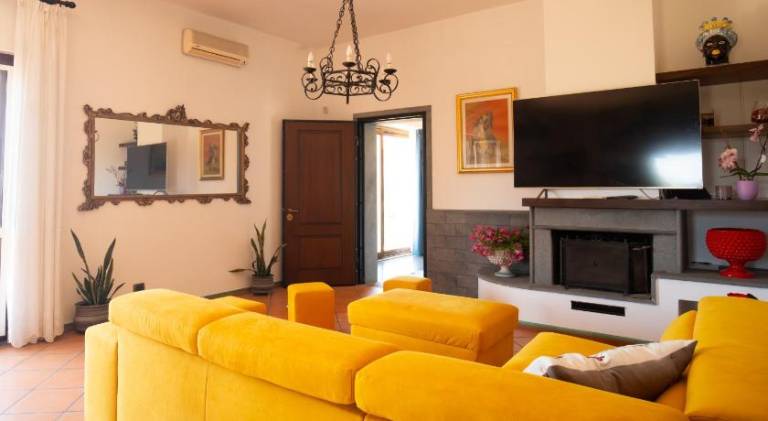 Villa with hot tub & pool | Pets allowed — photo 2