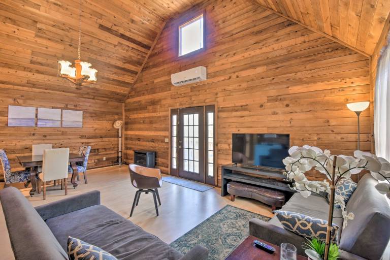 Woodsy Blue Ridge Retreat, 3 Mi to Downtown! — photo 3