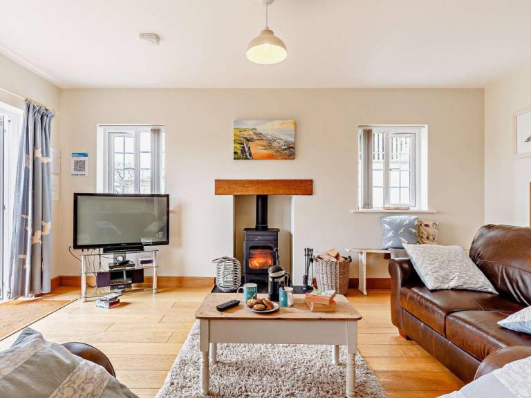 Fully equipped cottage with yard | Water view | Pets are welcome — photo 2
