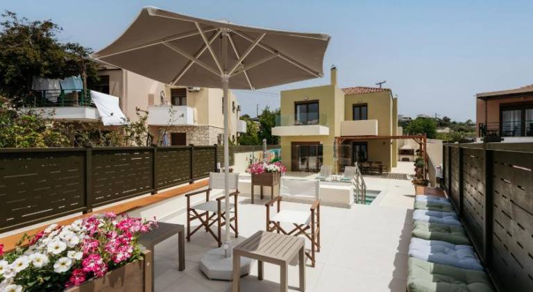 Villa with garden, patio & private pool — photo 4