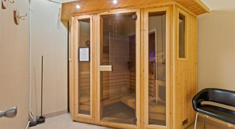Downtown Gym Sauna Parking Pet Friendly — photo 5