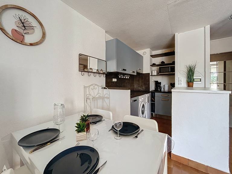Cozy studio with air conditioning and parking near the beach — photo 2
