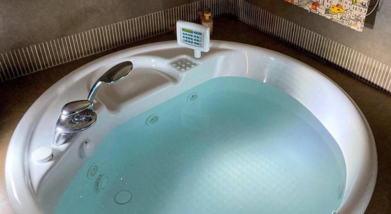 Vacation home with hot tub — photo 5