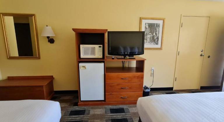 Oakridge Inn & Suites — photo 2
