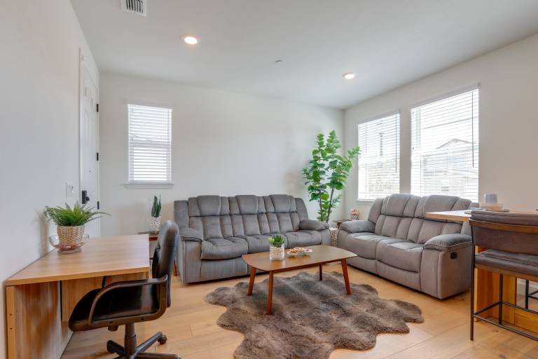 Cozy & Convenient Residential Duplex in Woodland