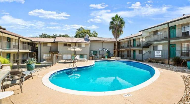 Nice Quiet Downtown Apt Pool Free Parking — photo 3