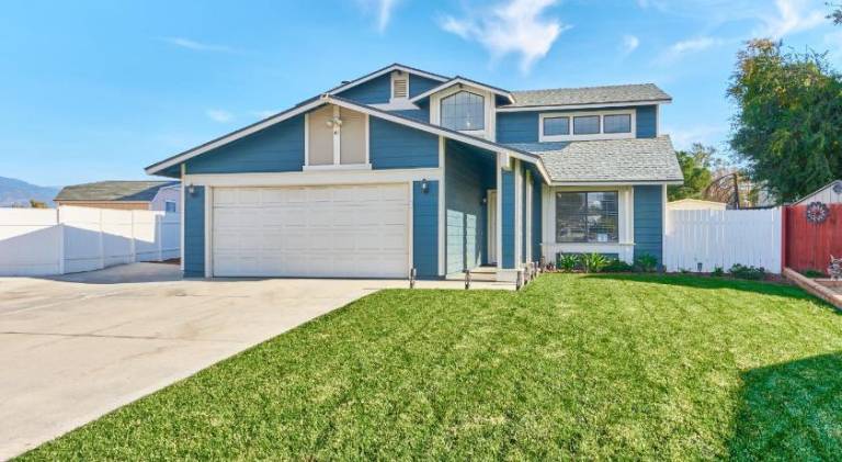 Vacation home with pool in Hemet, CA