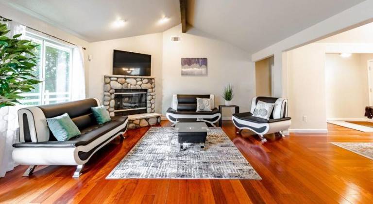 Vacation home with hot tub | Pets allowed — photo 3