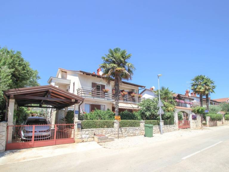 Rental apartment with patio & grill in Novigrad