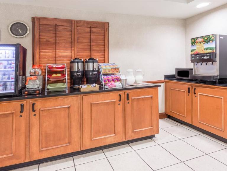 Wingate by Wyndham Indianapolis Airport-Rockville Rd. — photo 5