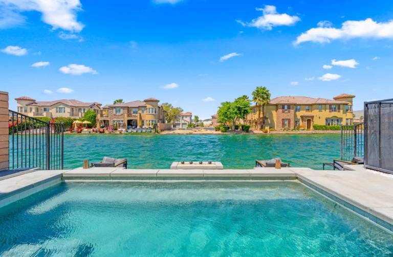 Vacation home with private pool — photo 2