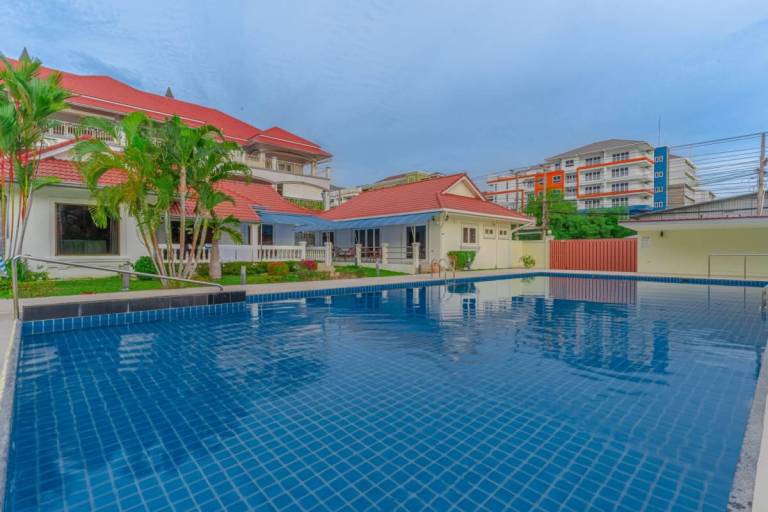 Resort 1-4BR, Pool, 300m-Beach, 5 mins to Walking St in Pattaya