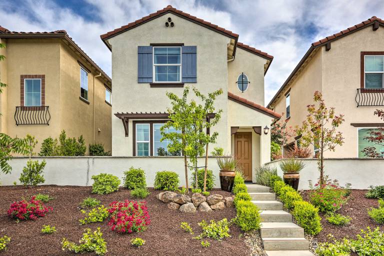 Relaxing Roseville Home w Outdoor Amenities