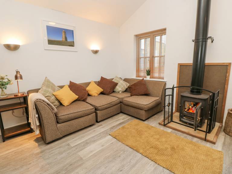 Cottage with hot tub & yard | Beach view — photo 4