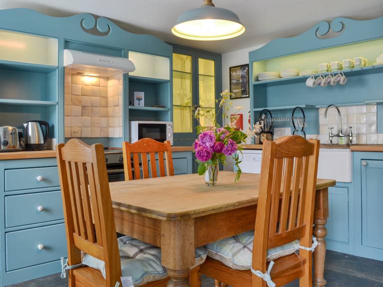 Family-oriented cottage with yard & grill | Pet-friendly — photo 4