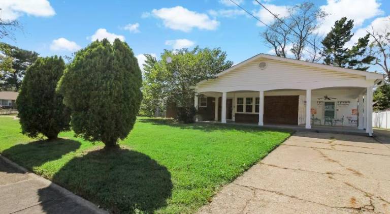 Serviced apartment with yard in Fairfax, VA