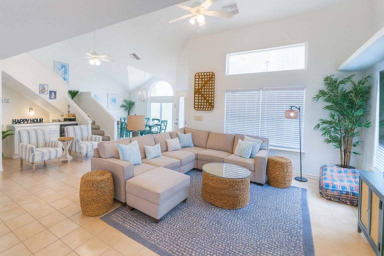 " Upscale & Spacious Home " Renovated " Pool " — photo 4