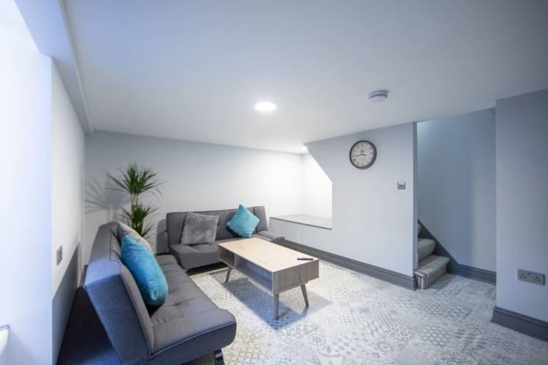 Immaculate 5-Bed House in the city centre Ashford — photo 3