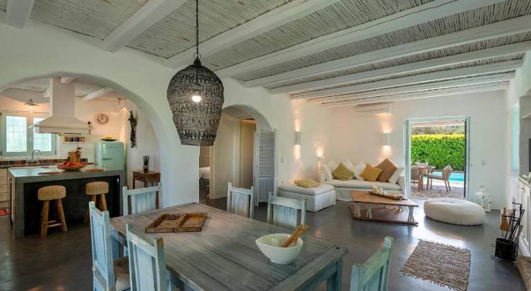 Fully equipped villa with grill, terrace & yard | Perfect for remote work | Pets allowed — photo 4