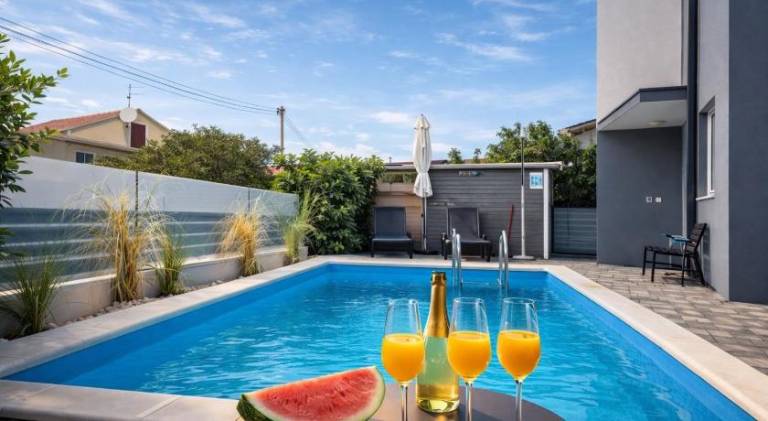 Holiday apartment with pool in Vodice