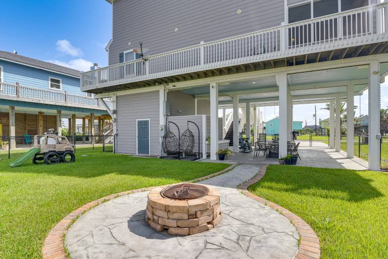 2 Blocks to Shore: Crystal Beach House w/ Yard! — photo 3
