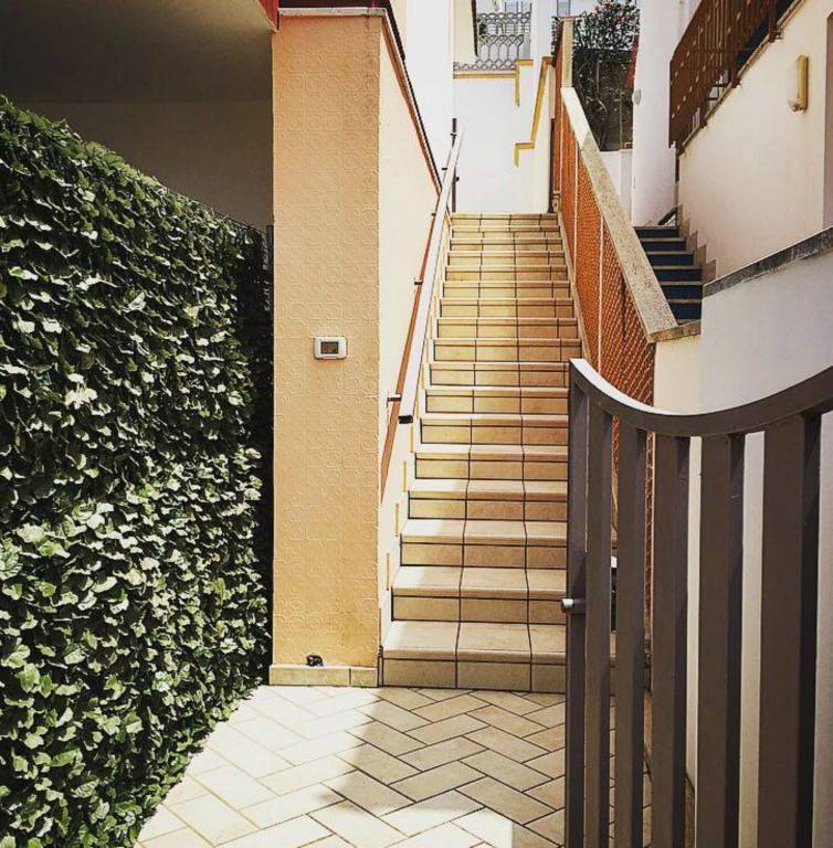Apartment with yard & patio | City view — photo 2
