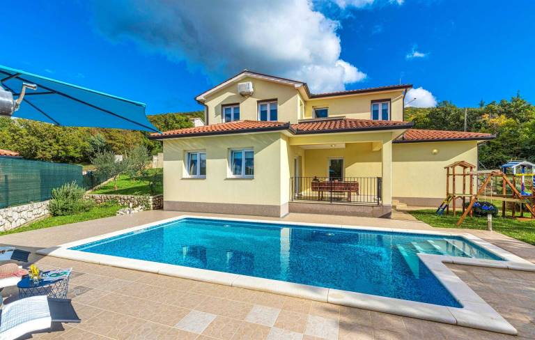 Rental with BBQ, garden & patio | Pool view in Labin