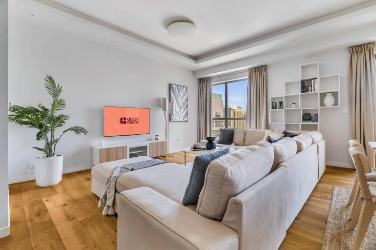 GuestReady Chic High Rise with Canal Views