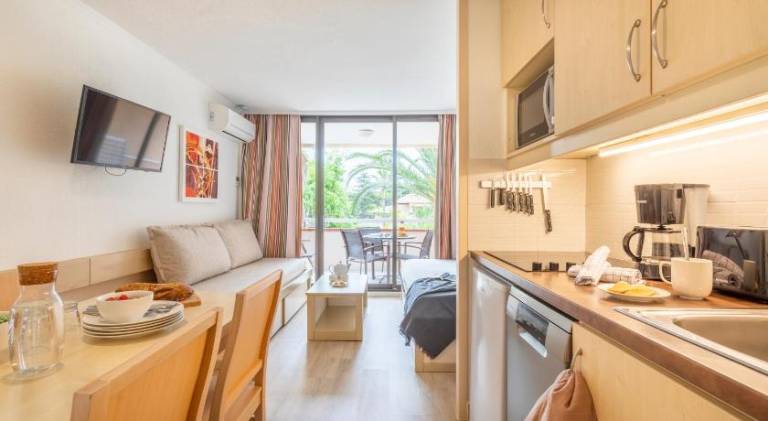 Charming holiday apartment with yard & patio | Beach nearby | Pet-friendly — photo 2